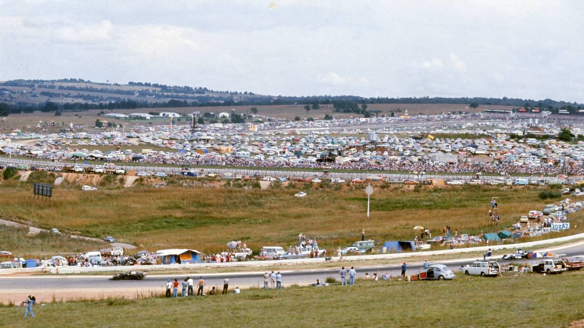 Zudem machen den Betreibern strenge Lärm-Auflagen zu schaffen - um den Kurs entstand im Lauf der Jahre ein Wohngebiet. Somit zog auch die bis 2015 gastierende Superbike-WM weiter. Das Areal mitsamt Besucherzentrum wird aber auch für sonstige Veranstaltungen und Konzerte benutzt 