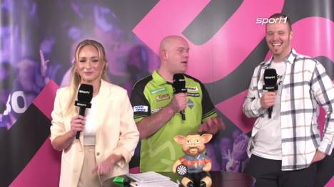 Michael van Gerwen ist bei der Darts-WM nach seinem klaren Sieg gegen Richard Veenstra bester Laune - und scherzt im Interview vor allem über Wunderkind Luke Littler.