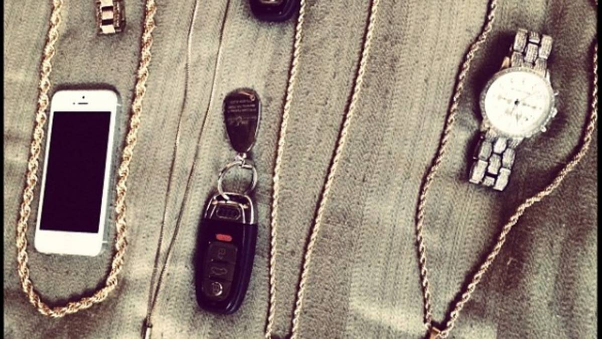 Auf Instagram zeigt Schröder eine Auswahl seiner Goldketten, Armbanduhren, Handys und Autoschlüssel