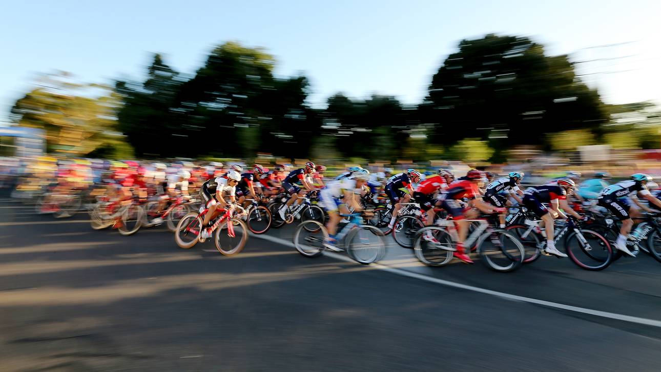 Radfahrer zeigt Hitlergruß