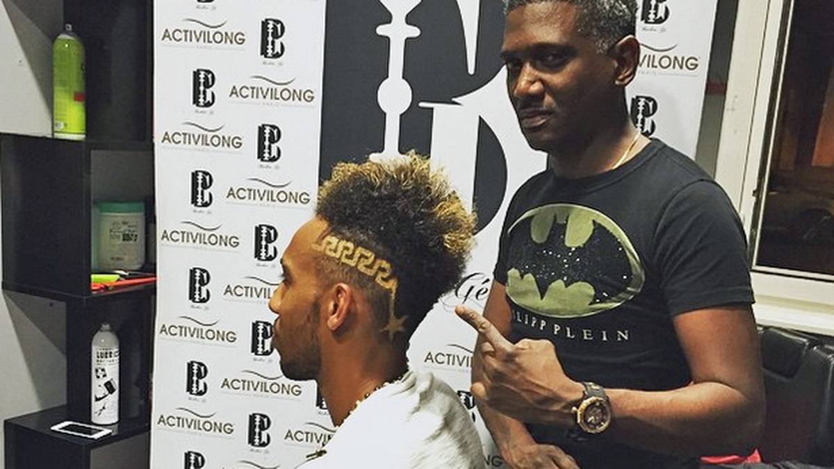 Derweil ist Dortmunds Pierre-Emerick Aubameyang mal wieder beim Friseur. Der ist ganz offensichtlich Batman-Fan und zudem filigran mit dem Schneidewerkzeug unterwegs