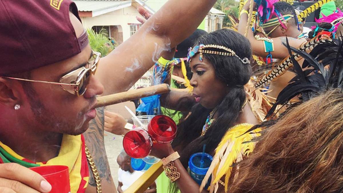 Ihm und dem Popsternchen, dessen Heimat Barbados ist, wird anhand der entstandenen Videos und Fotos eine Affäre nachgesagt. Die Gerüchte halten sich, die beiden beteuern aber die freundschaftliche Basis