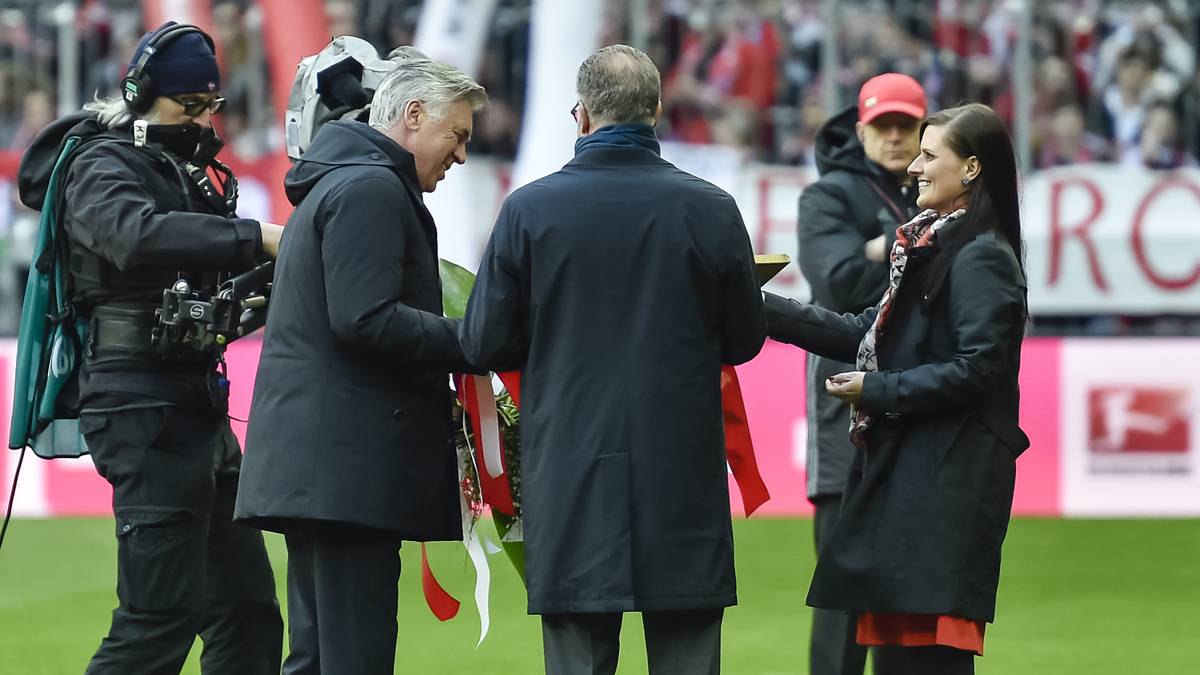 Für Bayern-Trainer Carlo Ancelotti gibt es schon vor dem Anpfiff Geschenke. Anlässlich seines 1000. Spiels als Trainer darf er sich über die Zahl aus Brezenteig freuen. Außerdem gibt es einen Blumenstrauß