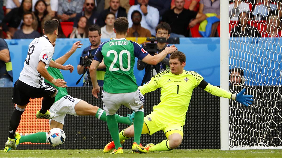 Nordirland kämpft sich beim EM-Debüt als Gruppendritter mit nur drei Punkten ins Achtelfinale. Großen Anteil daran hat der sichere Rückhalt Michael McGovern, den sie in der Heimat schon "Magic" getauft haben. Nicht nur gegen Deutschland vereitelt er zahlreiche Großchancen.  Erstaunlich, denn der 31-Jährige steht in seinem Profialltag nur bei Hamilton Academical zwischen den Pfosten. Ein Klub, der Jahr für Jahr gegen den Abstieg aus der Scottish Premier League kämpft