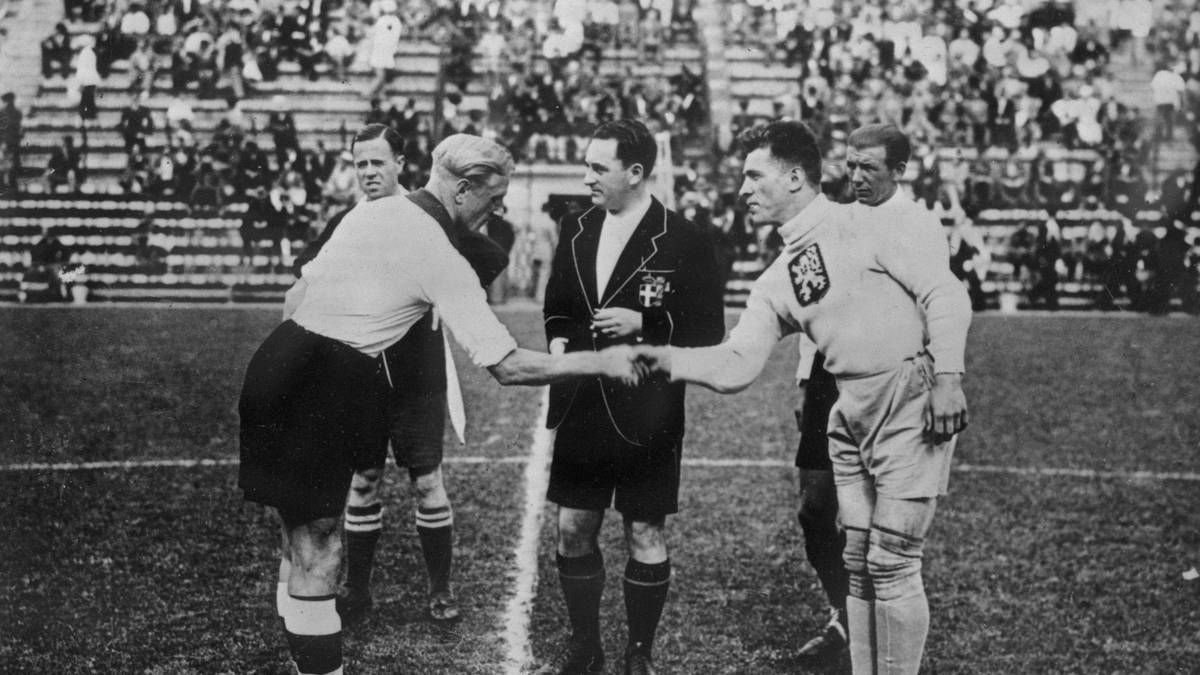 PLATZ 7: WM-VIERTELFINALE 1934 / Deutschland - Schweden 2:1 (0:0): Die WM wächst! Damals schon. Es gibt acht WM-Städte statt einer, gespielt wird von Beginn an im K.o.-System. Die eigentliche Revolution: Menschen in 12 der 16 Teilnehmerländer können die Spiele live im Radio verfolgen. Die Auswahl von Reichstrainer Otto Nerz siegt in 2-3-5-Aufstellung dank zweier Tore von Karl Hohmann (60./63.), Fritz Szepan überragt. Im Halbfinale verliert Deutschland gegen die Tschechoslowakei.