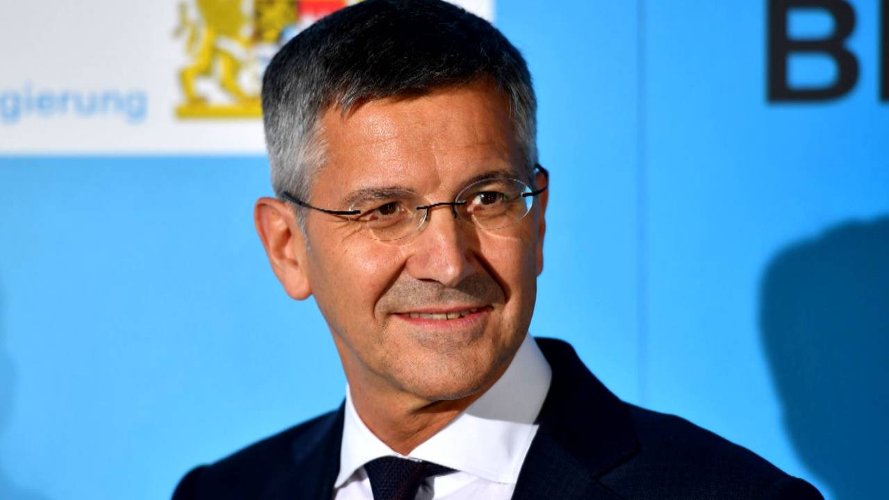 Präsident Herbert Hainer vom FC Bayern erkennt mehr Demut im Fußball