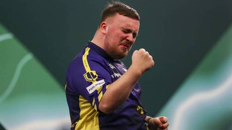 Luke Littler zeigt im Halbfinale der Darts WM 2025 gegen Stephen Bunting, wie gut er ist - und checkt die 84 Punkte über das Bulls Eye. Mittiger kann ein Dart kaum im Board stecken!