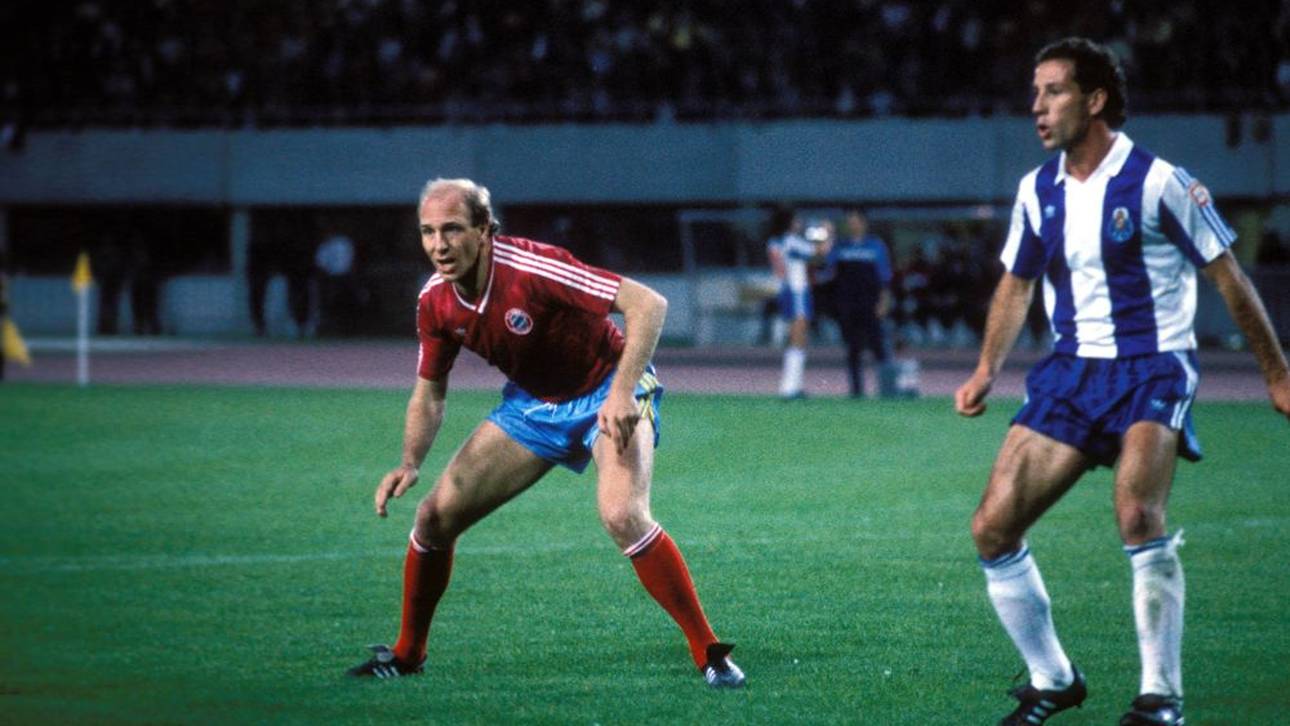 Dieter Hoeneß (l.) 1987 im Finale gegen den FC Porto 