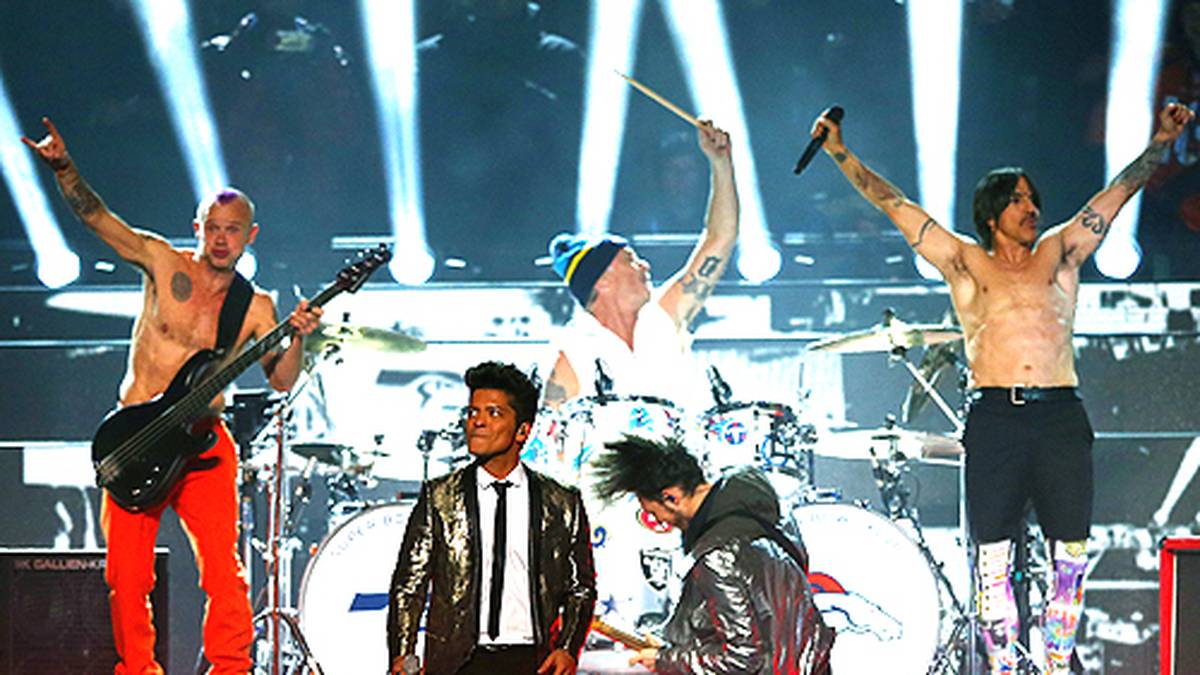 Ein bisschen mulmig ist Bruno Mars auf der gigantischen Bühne schon