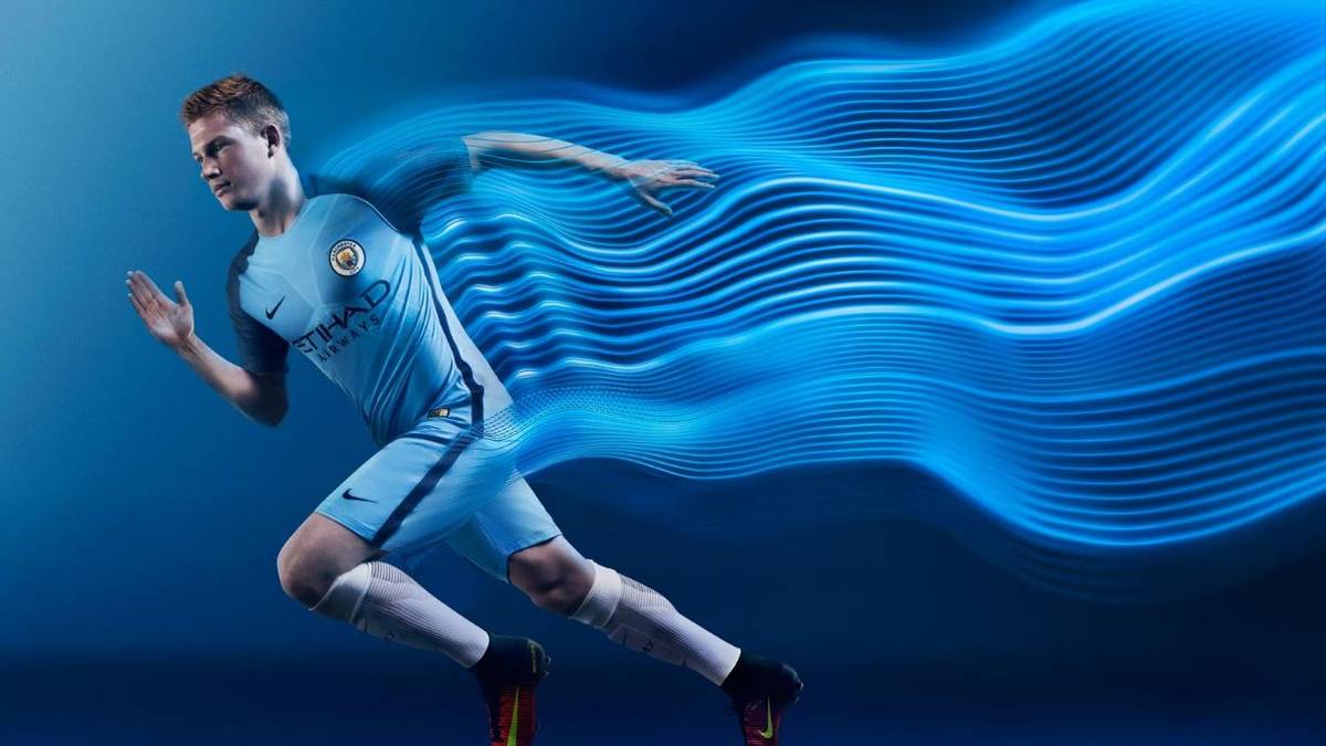 Zudem ist der Kragen nicht mehr in Weiß gehalten, sondern wie die gesamte Schulterpartie in dunkelblau. Die Traditionalisten unter den Fans  beschweren sich darüber schon ausgiebig in den sozialen Netzwerken