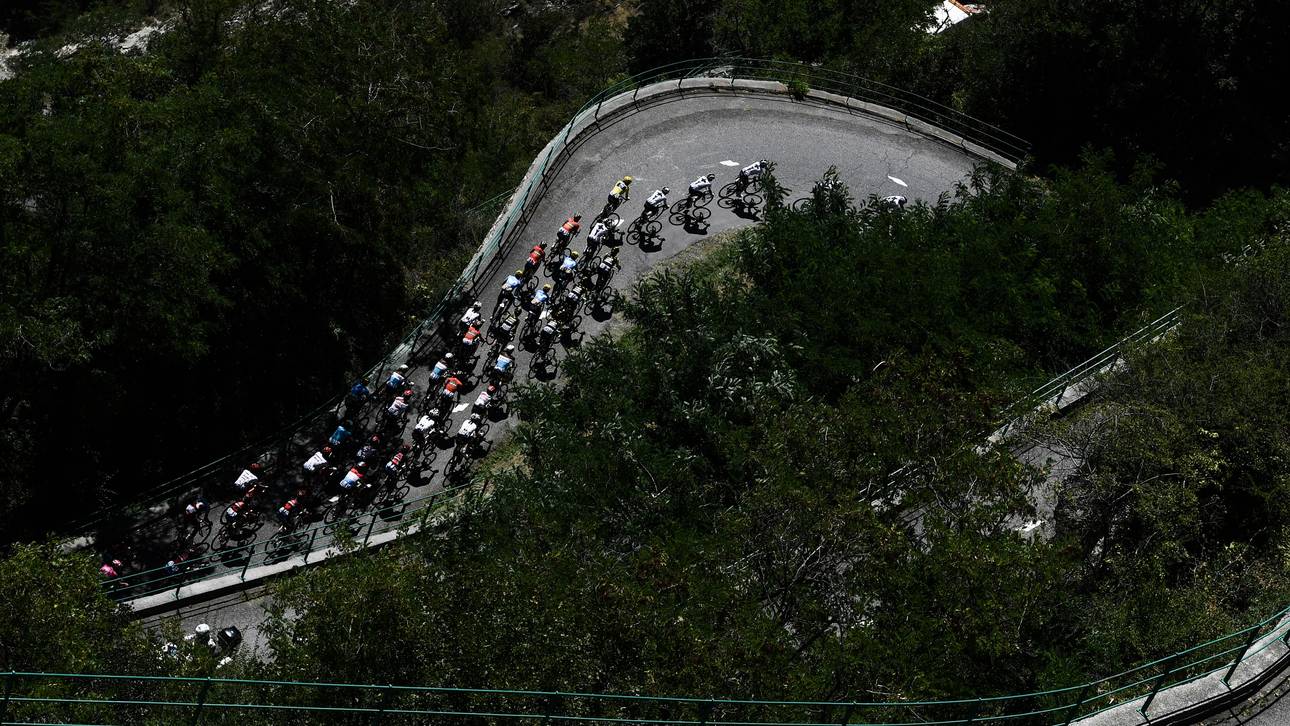 TOPSHOT-CYCLING-FRA-TDF2018-PACK