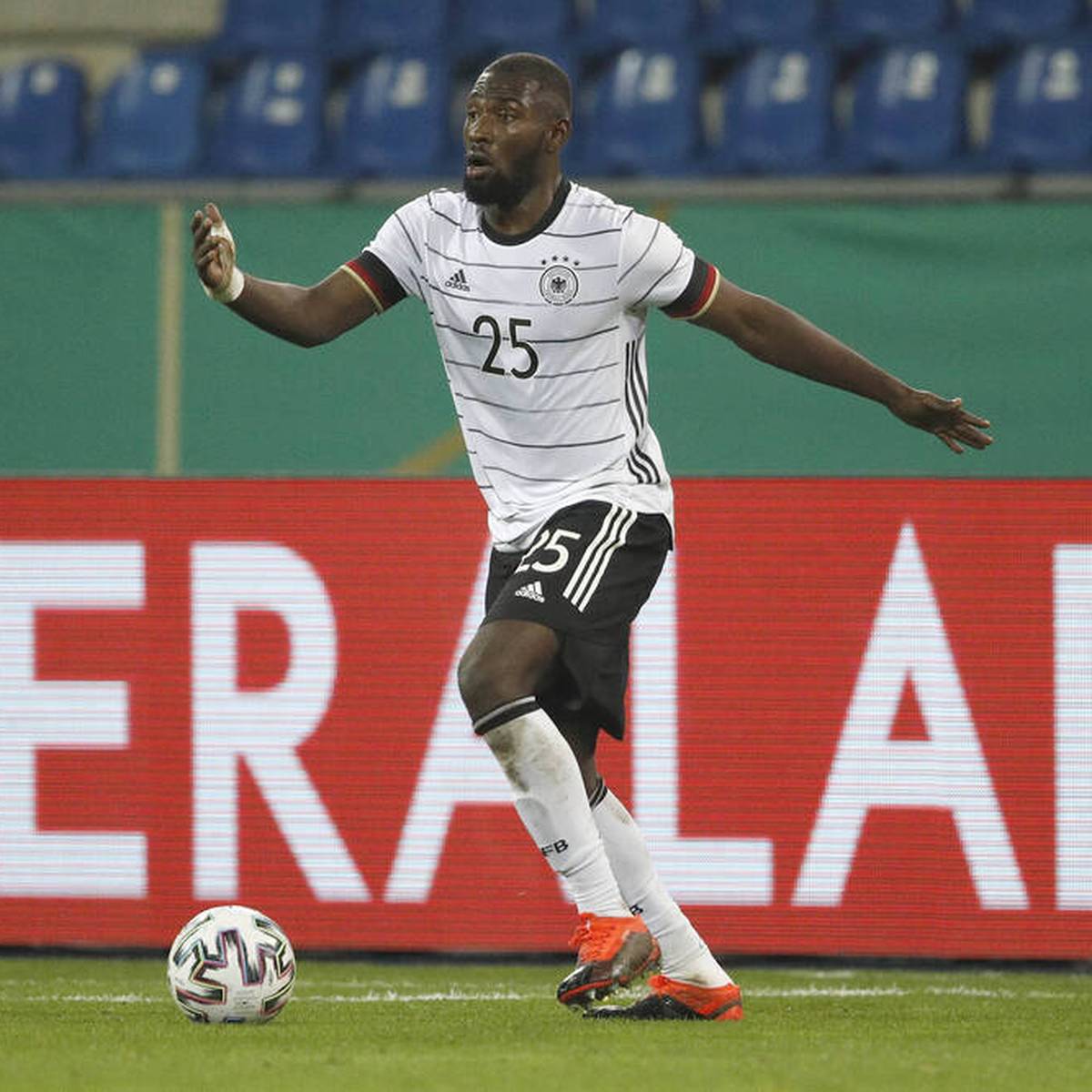 Die ghanaische Nationalmannschaft bekommt vor der WM in Katar Unterstützung. Nationaltrainer Otto Addo wirbt ein DFB-Trio ab.