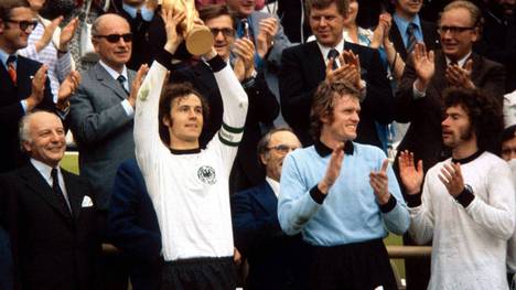 Franz Beckenbauer streckt 1974 nach dem WM-Sieg den Pokal in die Höhe