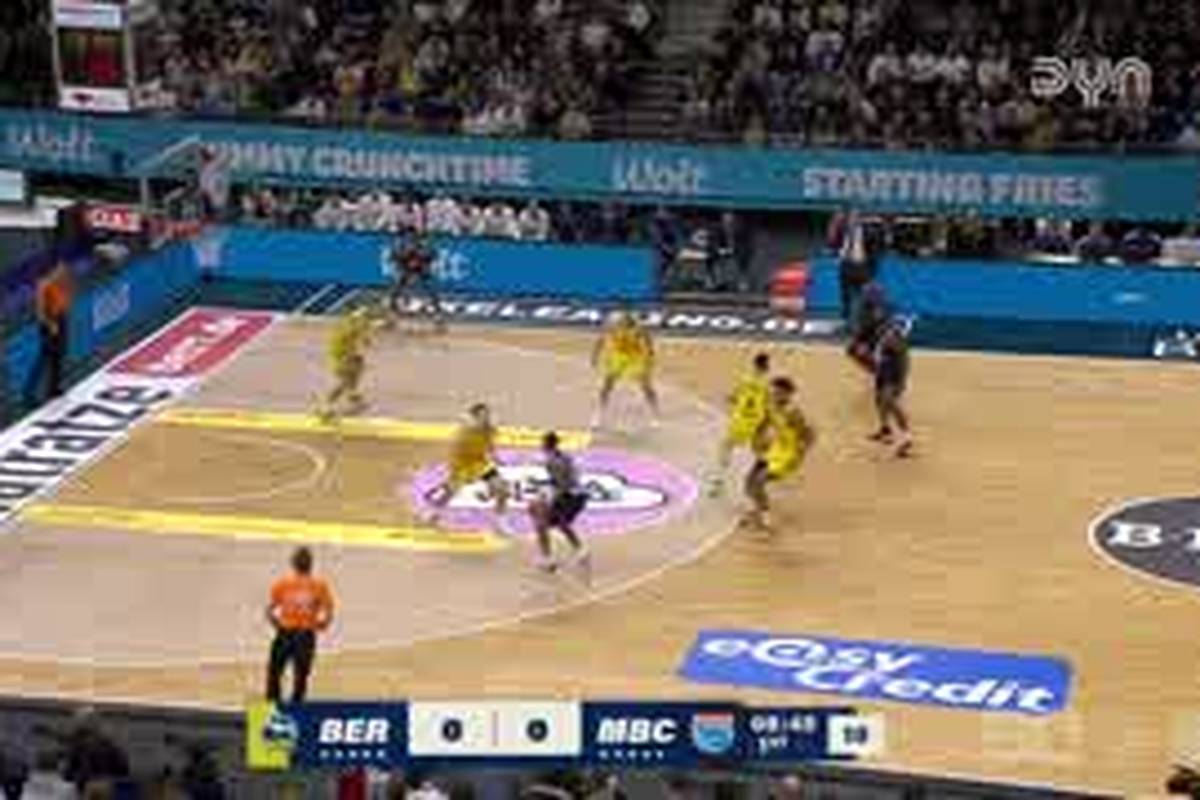 Spektakulärer Alley-oop entscheidet das Spiel!