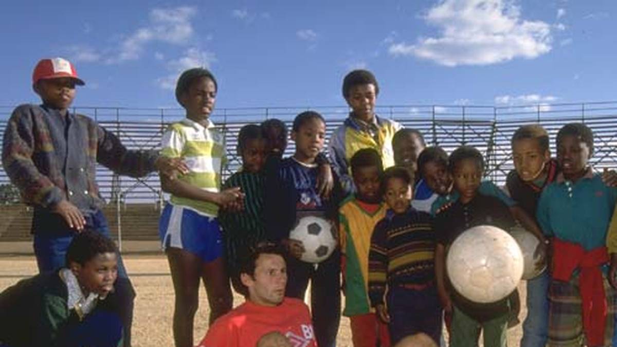 Der kleine Dribbler begeistert nicht nur im heimischen Old Trafford die Massen. Beim Besuch einer Schule in Soweto verrät Giggs den Kindern einige seiner Tricks