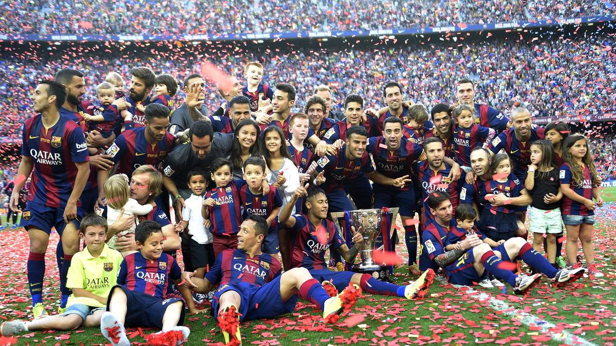 Campeones! So sehen Sieger aus. Nach dem 2:2 gegen Deportivo La Coruna bekommen die Spieler des FC Barcelona den Meisterpokal. Logisch, dass der Titel mit den Liebsten gefeiert wird