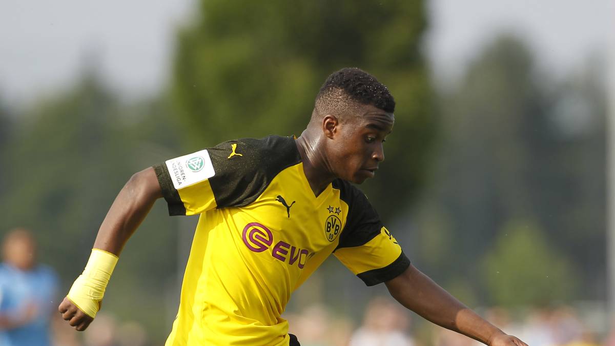 Moukoko selbst kündigt Werbedrehs mit Nike an, auch Foto-Kampagnen sollen geplant sein. BVB-Sportdirektor Michael Zorc bremst den Hype: "Wir sind nicht für die Handlungen der Ausstattungsfirmen verantwortlich. Wir halten uns angesichts des Alters solcher Spieler zurück" 