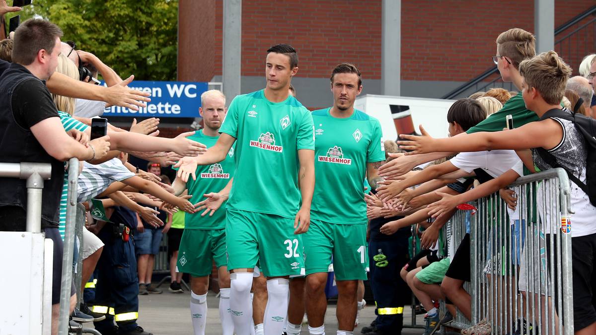 WERDER BREMEN: High Five für das Dress in Grün-Weiß! Hier wurde die Integration des Sponsorenlogos vorbildlich gelöst. Beim dritten Umbro-Shirt passt die folkloristische Ärmel-Bordüre auch ins Konzept des Trikots