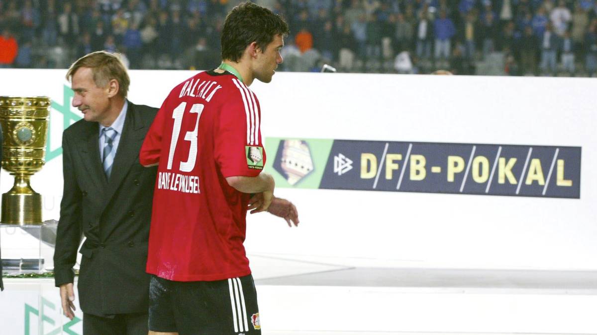 BAYER LEVERKUSEN 2002: Die "Werkself" verpasst 2002 nacheinander die Meisterschaft, den DFB-Pokal und die Champions League dramatisch, das Wort "Vizekusen" wird geboren. Michael Ballack und Manager Reiner Calmund sind nach dem verlorenen Pokalfinale den Tränen nah