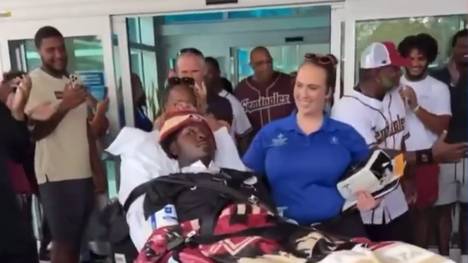 Das Football-Team der Florida State University hat einen Mitspieler bei seiner Entlassung aus dem Krankenhaus bejubelt.