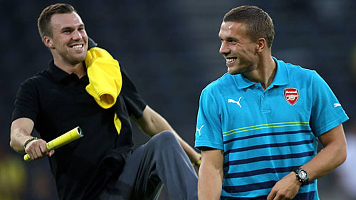 Gute Laune vor dem Auftakt in die neue Champions-League-Saison in Dortmund. Die Nationalmannschaftskollegen Kevin Großkreutz (l.) und Lukas Podolski albern vor dem Spiel des BVB gegen den FC Arsenal herum.
                  
                  
                  