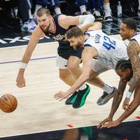 Maximilian Klebers (2.v.r.) Dallas Mavericks und die Los Angeles Clippers liefern sich ein packendes Playoff-Duell in der NBA