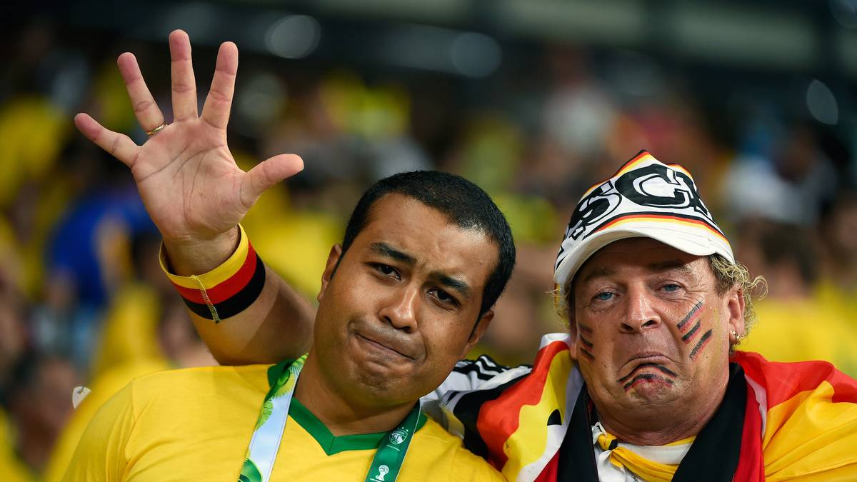 Ein deutscher Fan hat mitgezählt: Mit 5:0 führt das DFB-Team die Selecao in der ersten Hälfte vor. In der Halbzeitpause müssen die deutschen Fans bereits trösten