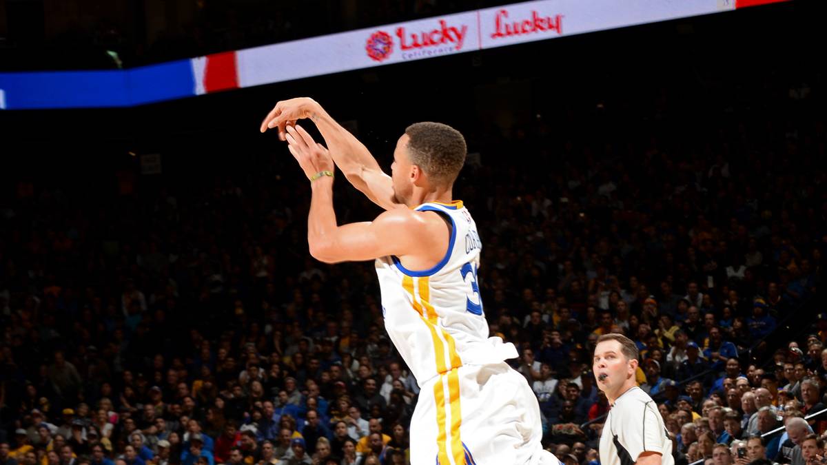 Curry traf dabei aus allen Lagen. Vielleicht nicht unbedingt von der eigenen Dreierlinie, doch ein Wurf von der Mittellinie steckt immer in Currys Repertoire. Zwischen der Distanz von achteinhalb Metern und der Mittellinie verwandelte Curry unfassbare 51,6 Prozent seiner Versuche. Erst als siebter Profi der Geschichte knackte er zudem die Fabelmarke 50-40-90 bei den Quoten (Würfe, Dreier, Freiwürfe)