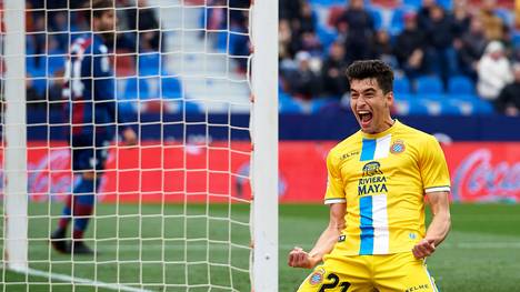 VALENCIA, SPAIN - APRIL 21: Marc Roca of Espanyol celebrates after scoring his team's second goal during the La Liga match between Levante UD and RCD Espanyol at Ciutat de Valencia on April 21, 2019 in Valencia, Spain. (Photo by Manuel Queimadelos Alonso/Getty Images)