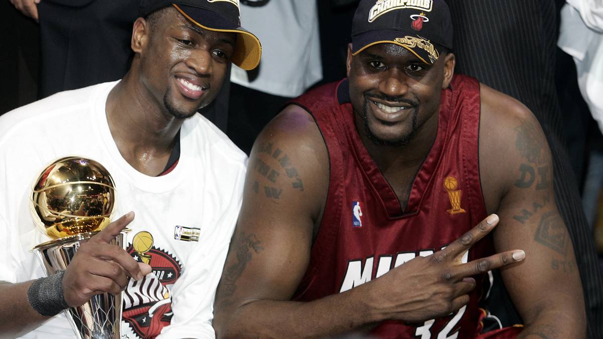 Der Center, der einen Vertrag über 100 Millionen Dollar unterschreibt, verspricht Miami einen Titel - und liefert. 2006 drehen die Heat gegen Dirk Nowitzki und die Dallas Mavericks einen 0:2-Rückstand in der Serie und feiern die Meisterschaft 