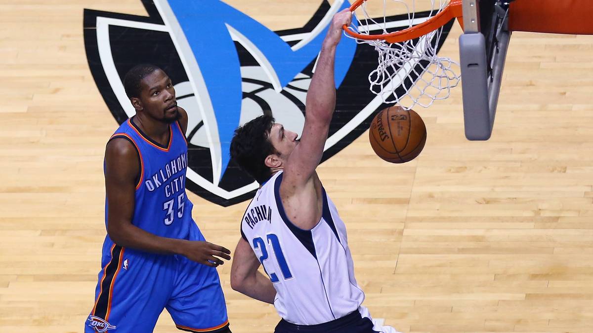 Von Zaza Pachulia bekommt OKC zur Begrüßung einen amtlichen Dunk eingeschenkt