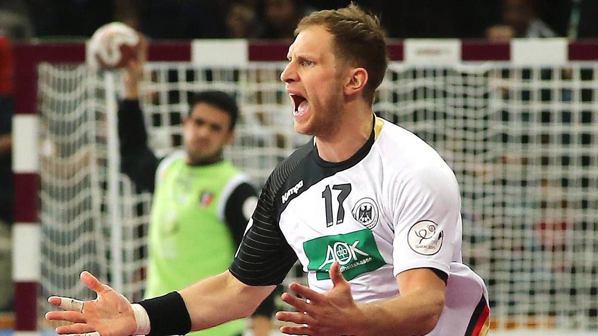 So kann am Ende auch Steffen Weinhold trotz aller Schmerzen jubeln. Mit 23:16 zieht das deutsche Team ins Viertelfinale ein. Dort wartet Gastgeber Katar