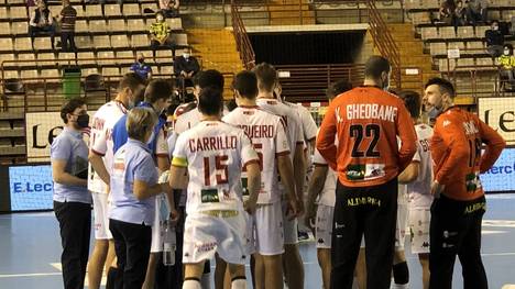 Die Handballer von Ademar León mussten auch während des Spiels Masken tragen