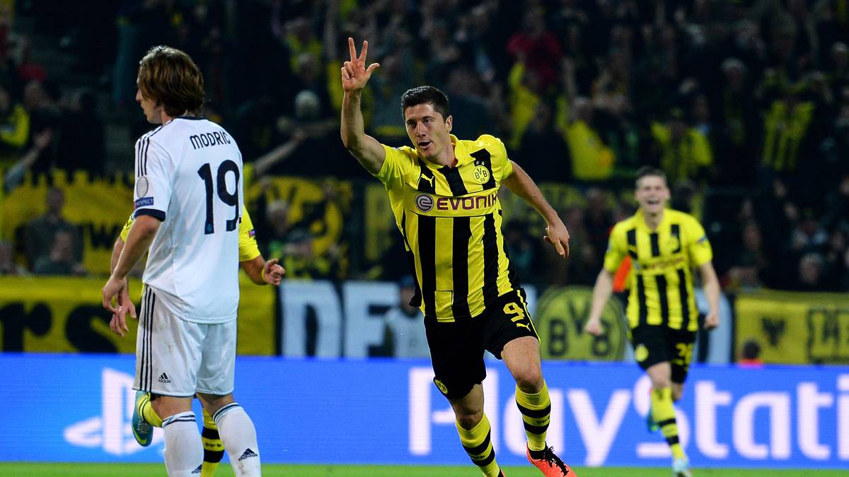 Am 12. Mai 2012 schenkte Robert Lewandowski dem FC Bayern München im DFB-Pokalfinale beim 5:2 drei Tore ein. Dortmund gewann das Double, Bayern begann darüber nachzudenken, den BVB leerzukaufen. Die ganze nächste Saison buhlten sie um den Torjäger, boten dem BVB bis zu 30 Millionen Euro Ablöse. Doch Dortmund schmetterte jede Anfrage ab. BVB-Geschäftsführer Hans-Joachim Watzke versuchte immer wieder, Lewandowski zu einer Vertragsverlängerung zu überreden. Erfolglos.  Wenn, dann hätte der BVB den Polen lieber nach England oder Spanien verkauft – Manchester City, United und Real Madrid wollten ihn auch haben. 