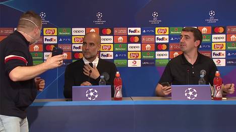 Pep Guardiola befand sich vor Beginn seiner Pressekonferenz am Montag in einer ziemlich peinlichen Situation. Ein Journalist wollte ein Foto mit dem Star-Trainer.