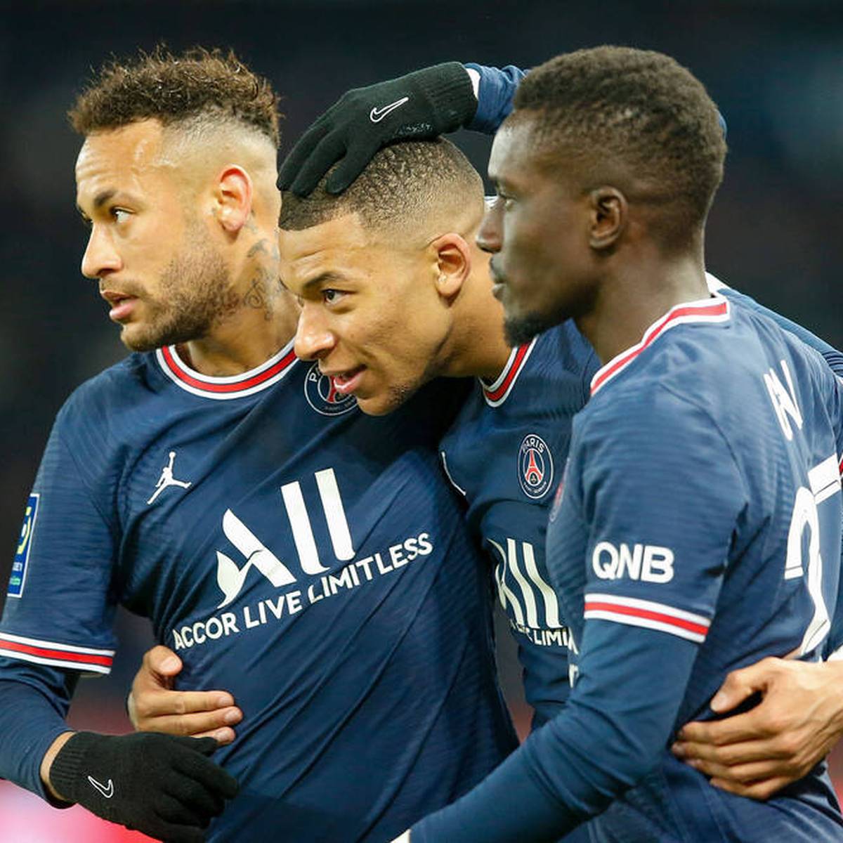 Idrissa Gueye hat bei Paris Saint-Germain offenbar den Einsatz verweigert, weil er nicht an einer Aktion gegen Homophobie teilnehmen wollte. Das sorgt auch in der Kabine für Irritationen. 