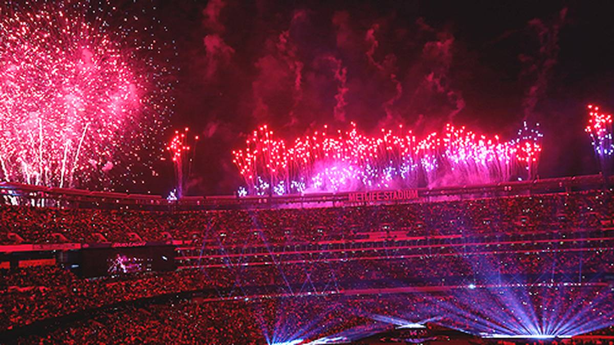 Nach rund 20 Minuten ist das Spektakelt vorbei. Während des Feuerwerks ist der Bühnenabbau schon fast abgeschlossen