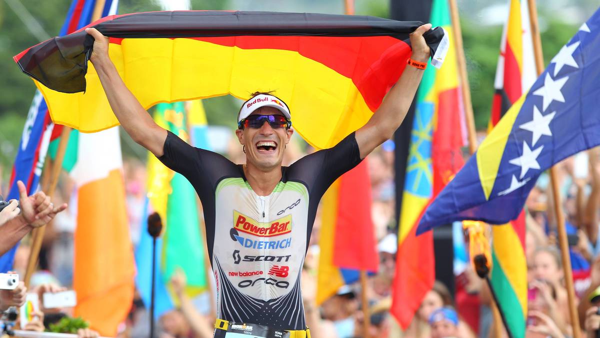 SEBASTIAN KIENLE (2014): Bereits als Kind hat Kienle viel Energie, für die er ein Ventil sucht. Nachdem er beim Tischtennis Schläger durch die Halle wirft und Platten demoliert, entdeckt er als Viertklässler den Triathlon für sich. Während seines Physik-Studiums betreibt Kienle den Triathlon-Sport semi-professionell, 2010 tritt er das erste Mal auf der Langdistanz an