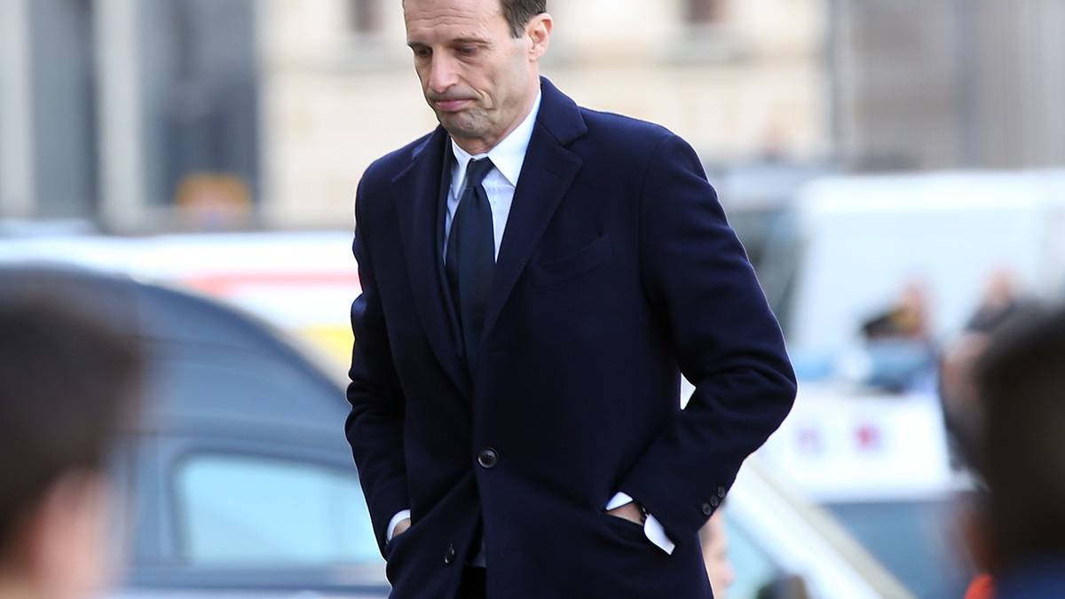 Auch der Cheftrainer von Juventus Turin, Massimiliano Allegri, erwies Astori in Florenz die letzte Ehre