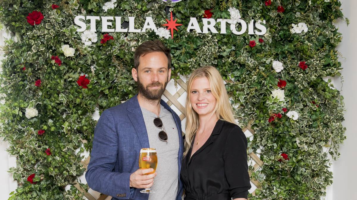 Das niederländische Model Lara Stone wiederum ist mit ihrem Freund David Grievson vor Ort