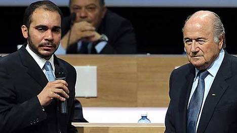 Ali Bin Al Hussein (l.) will Joseph S. Blatter herausfordern