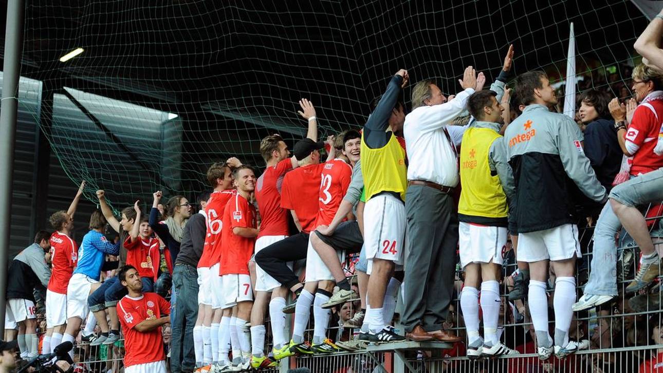 Mainz feiert 2011den Sieg gegen Eintracht Frankfurt mit den Fans