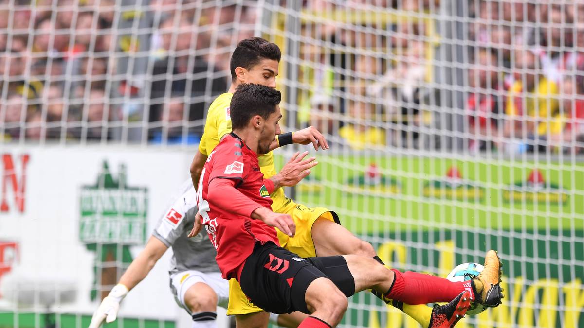 Für Marc Bartra (h.) ist das Spiel schon früh zu  Ende. Mit muskulären Problemen muss der Spanier schon nach 18 Minuten seinen Platz für Ömer Toprak räumen