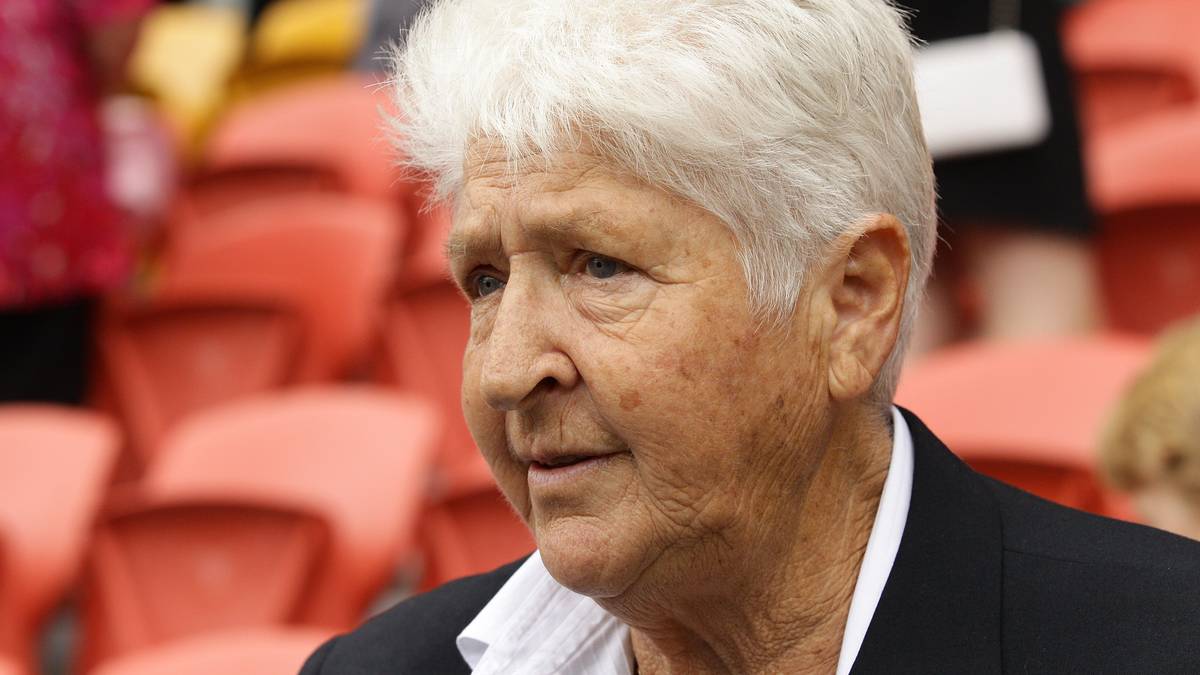 Dies bringt ihm einen öffentlichen Streit mit der viermaligen Olympiasiegerin im Schwimmen, Dawn Fraser, ein. Nach dem Null-Bock-Auftritt sagt sie, er solle doch dahin zurückgehen, woher die Eltern gekommen seien. Das wäre kein würdiges Auftreten für Australien. Allerdings entschuldigt sie sich später bei Kyrgios für die Aussage 