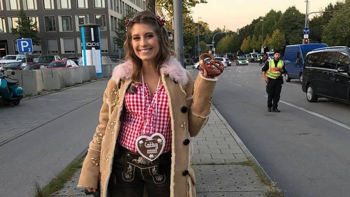 Hier hält sie beispielsweise eine Brezn in die Höhe