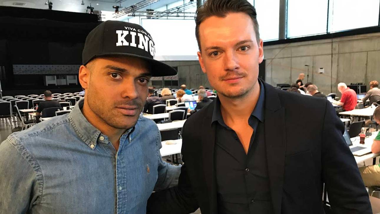 Florian Plettenberg (r.), SPORT1-Chefreporter Digital, traf David Odonkor im Dortmunder Fußball-Museum