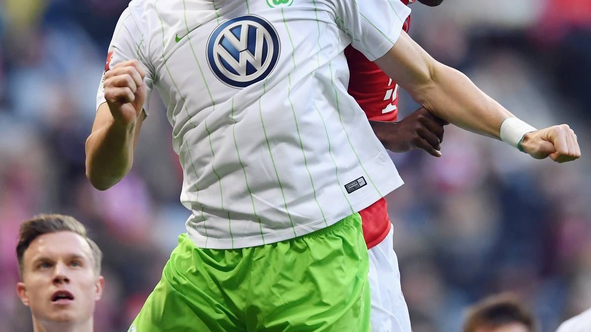 In der Innenverteidigung hat Bayerns Trainer Carlo Ancelotti David Alaba aufgestellt, der sich hier im Zweikampf mit Mario Gomez trotz Größennachteil gut aus der Affäre zieht