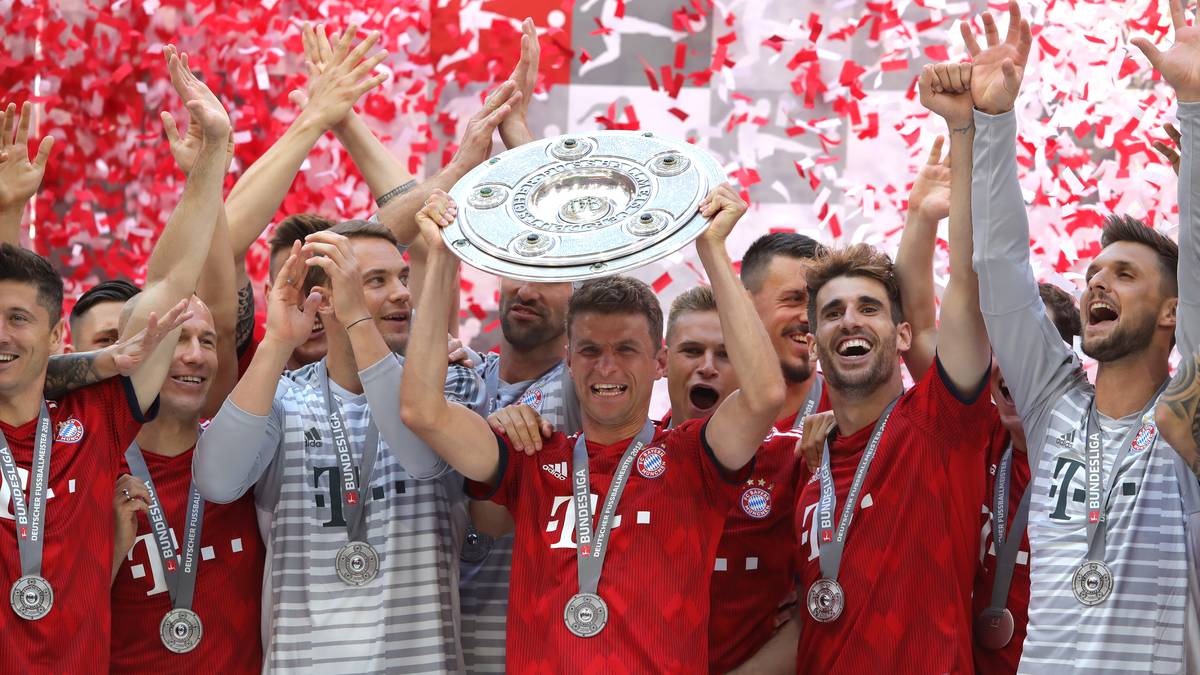 17.39 Uhr: Da ist das Ding! Manuel Neuer nimmt die Schale von Ligapräsident Reinhard Rauball in Empfang und übergibt sie dann schnell an Thomas Müller. Startschuss für eine wilde Party