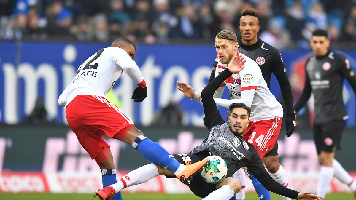 Dann geht es los. Walace (l.), Suat Serdar und Aaron Hunt kämpfen um den Ball