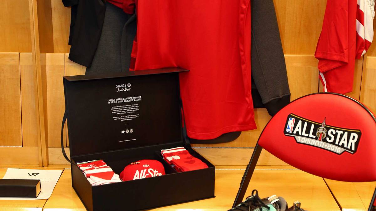 Das letzte Trikot mit seinem Namen und der 24 hängt im Spind schon bereit